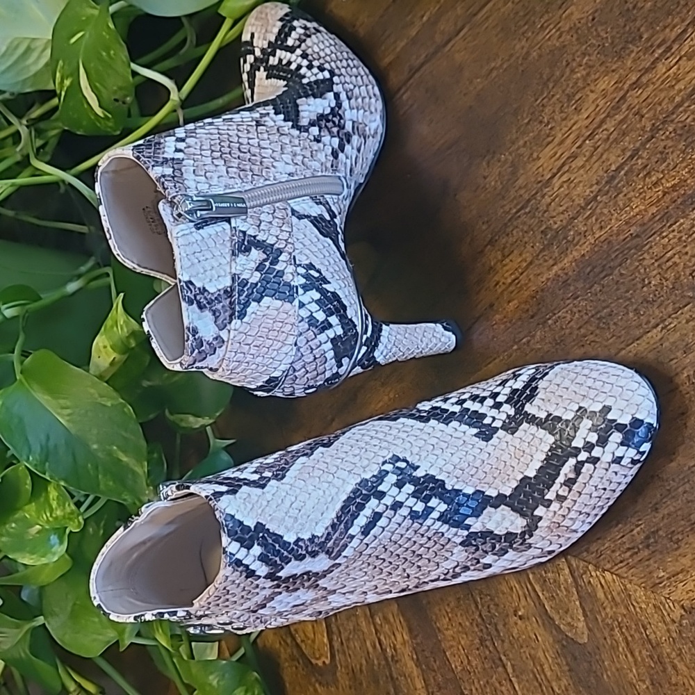 Vince Camuto Lexcia bootie